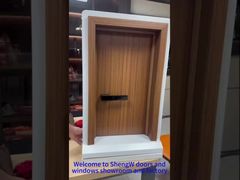 लकड़ी से बना दरवाज़ा